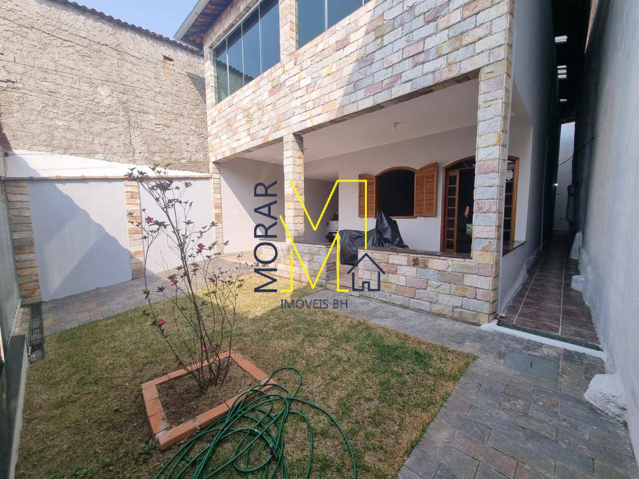 Casa à venda com 6 quartos, 335m² - Foto 1